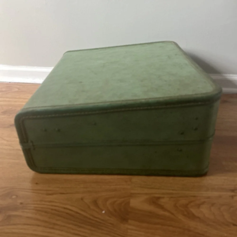 Vintage 1950s Taperlite Green Leather Suitcase Green   L 21 x W 17 x H 7 No Key